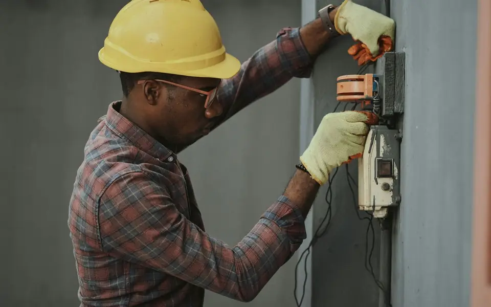 Brightside Electrical: demo electrical contractor website by Informic